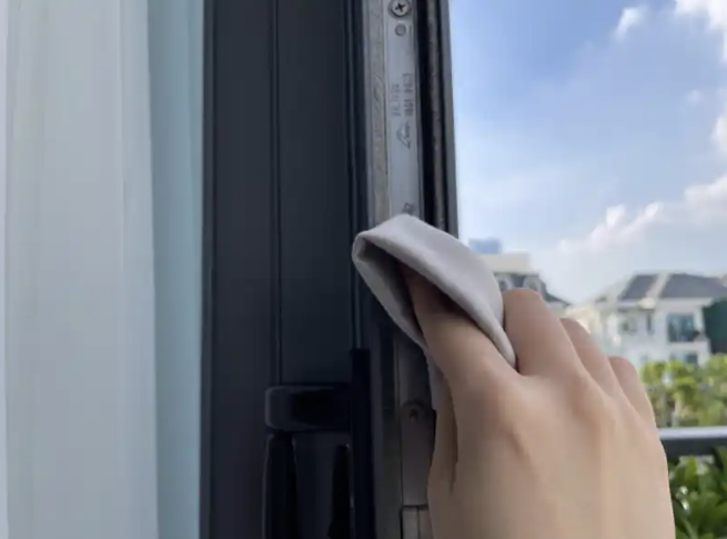 Vệ sinh cửa nhôm