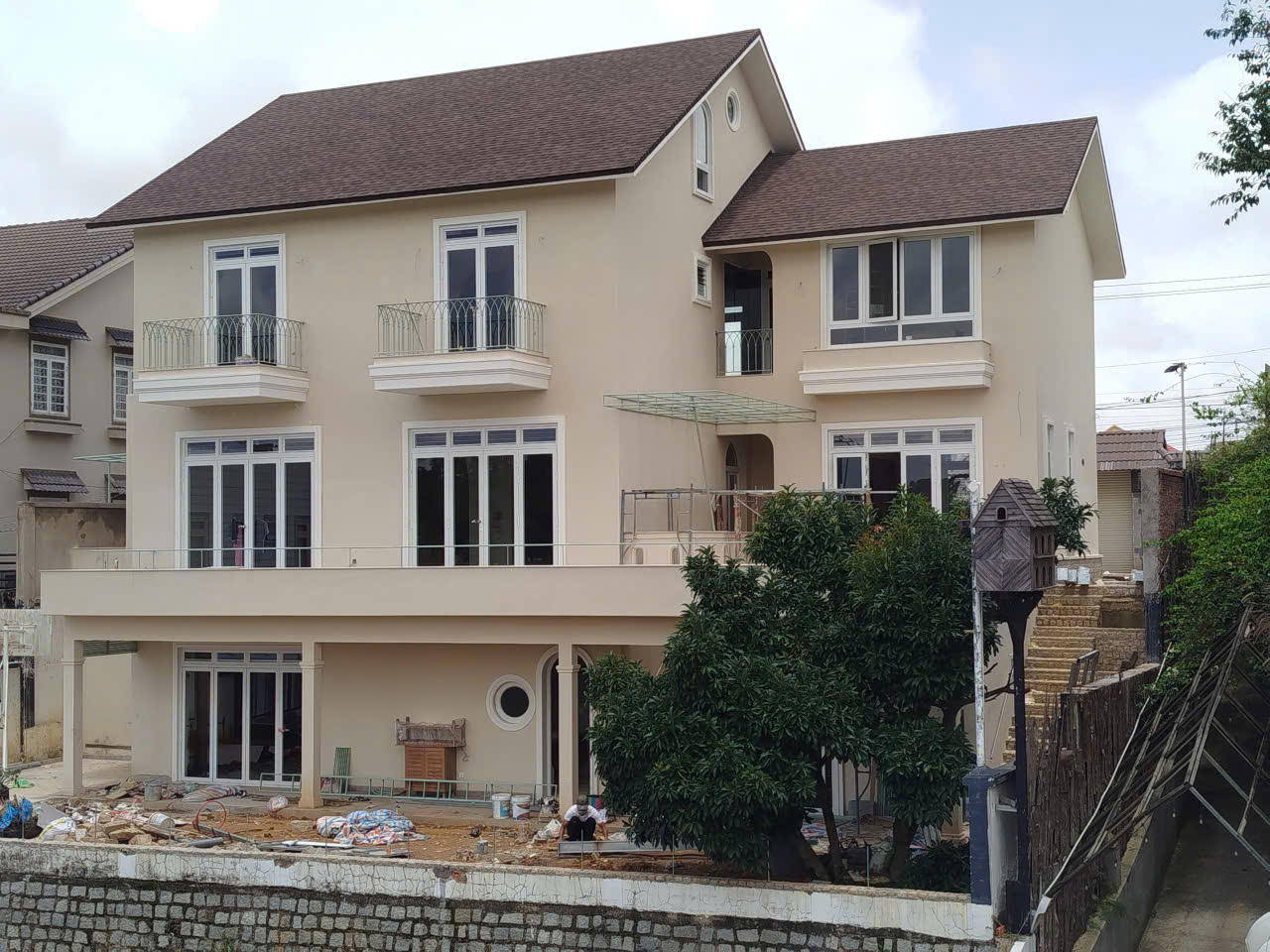 Đơn vị thi công cửa nhôm chính hãng: Giải pháp bền vững cho công trình hiện đại